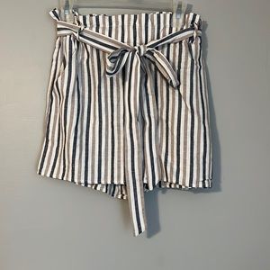 Stripped 50% linen shorts.